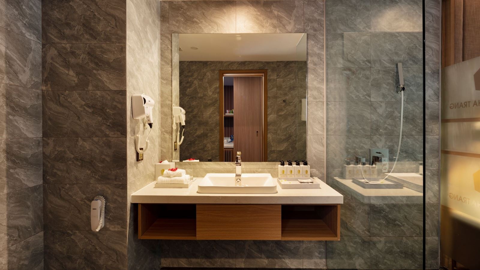 rooms-superior-with-french-balcony