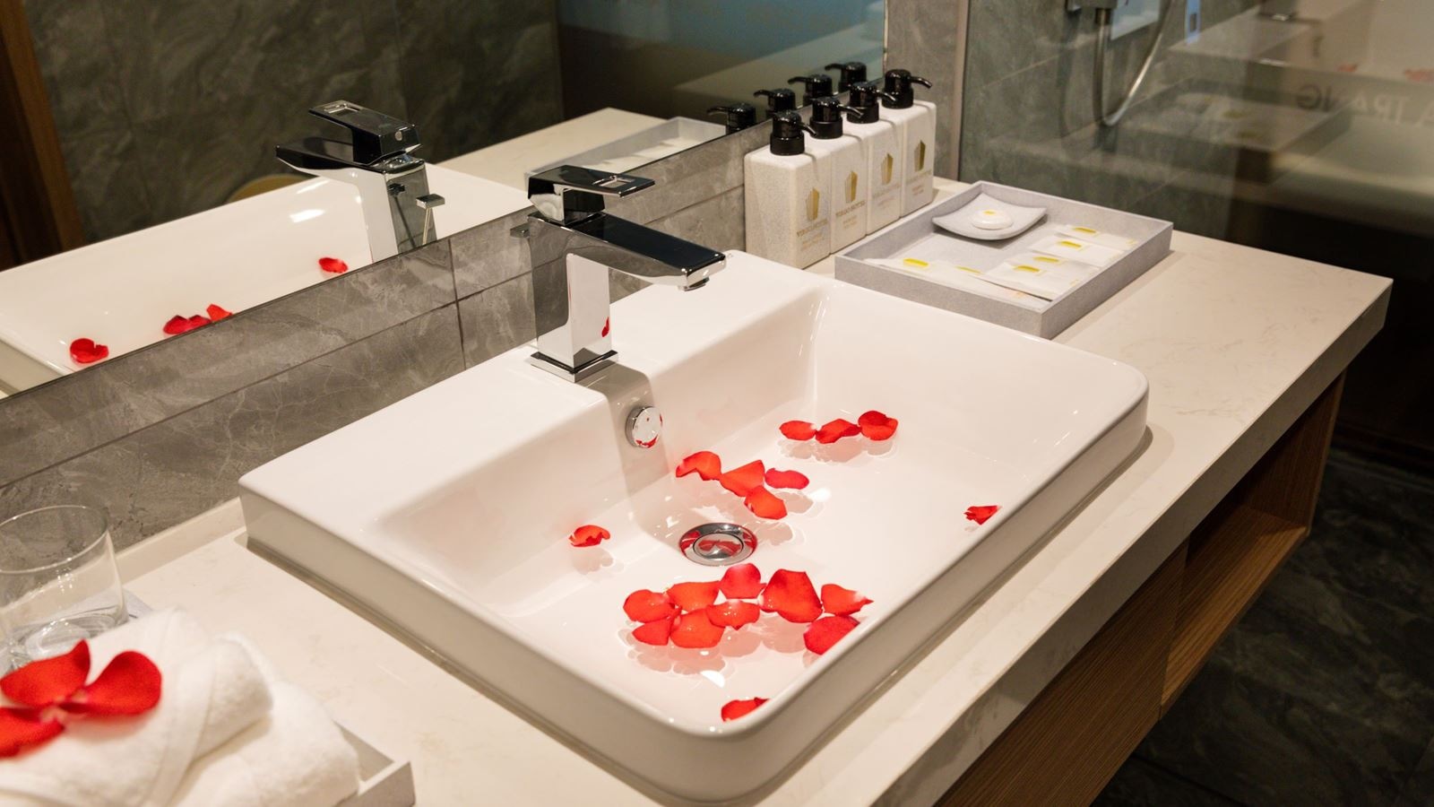 rooms-deluxe-partial-seaview-with-balcony-child-without-extra-bed