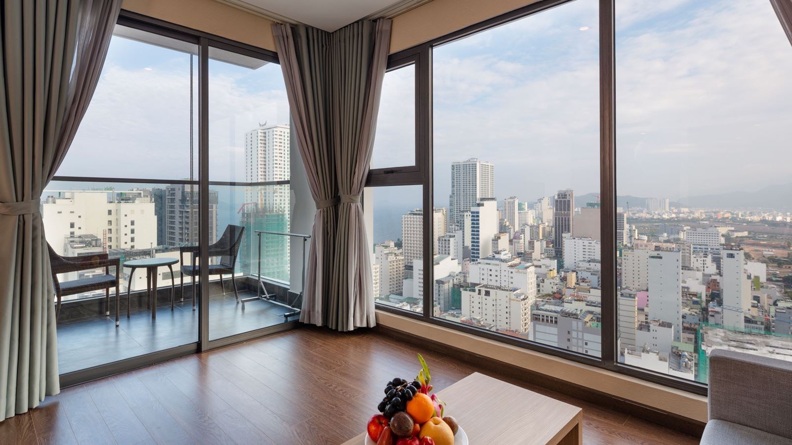 rooms-deluxe-city-view-with-balcony-child-without-extra-bed