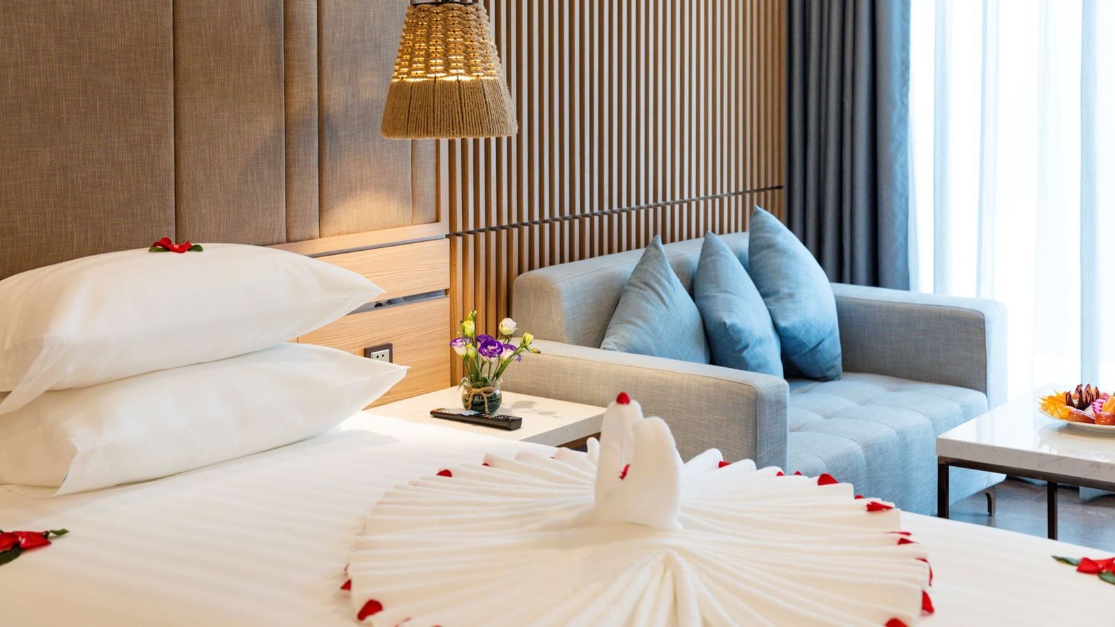 rooms-deluxe-city-view-with-balcony-child-without-extra-bed