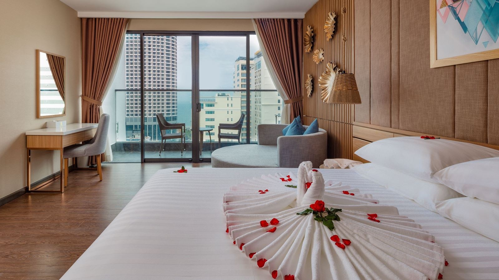 rooms-deluxe-city-view-with-balcony-child-without-extra-bed