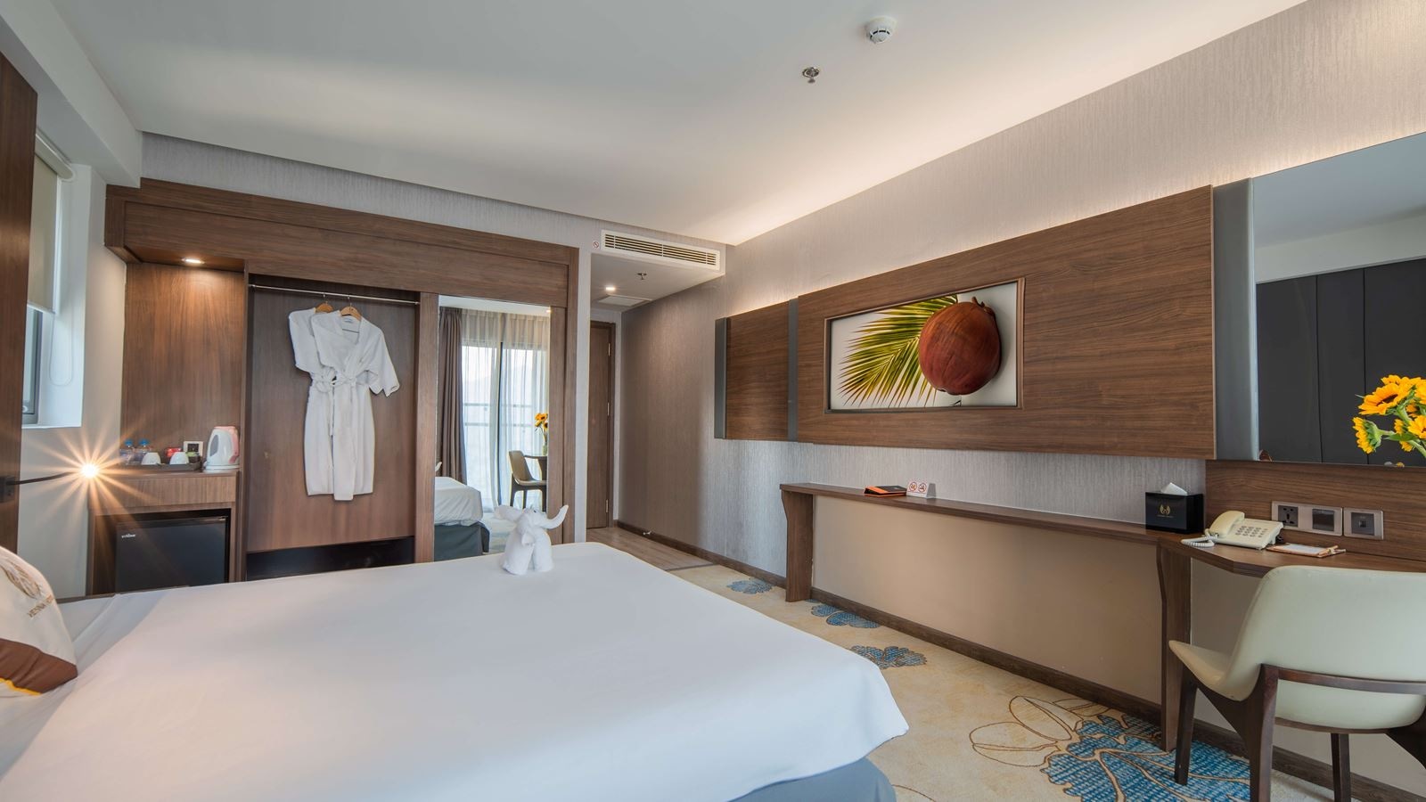 rooms-premier-deluxe-city-view-with-balcony