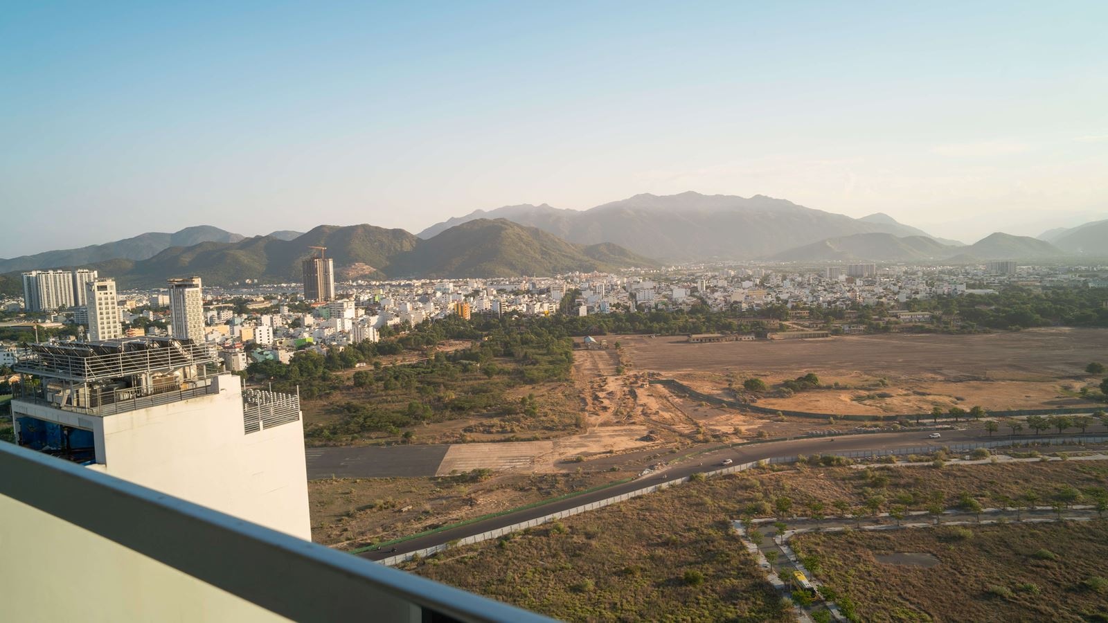 rooms-premier-deluxe-city-view-with-balcony-child-without-extra-bed