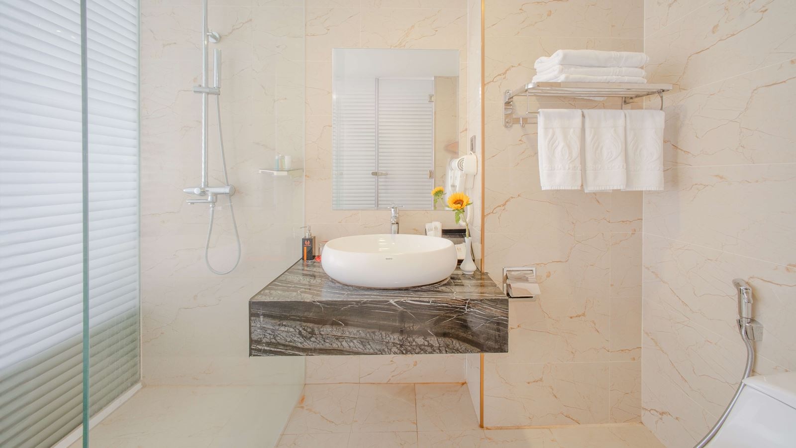 rooms-premier-deluxe-city-view-with-balcony-child-without-extra-bed