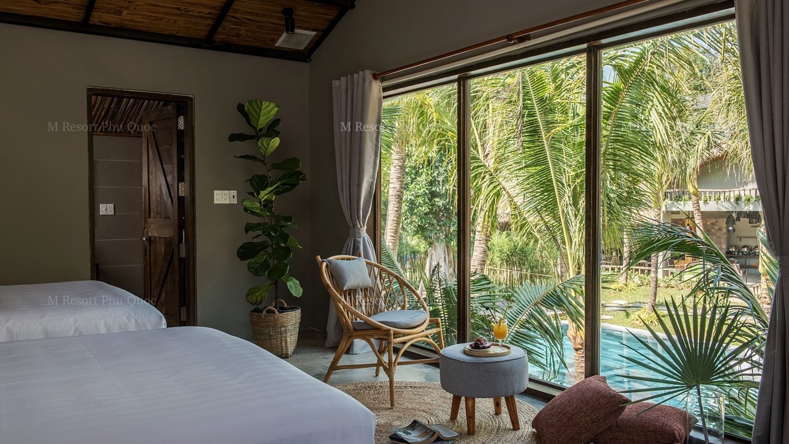 rooms-tropical-room