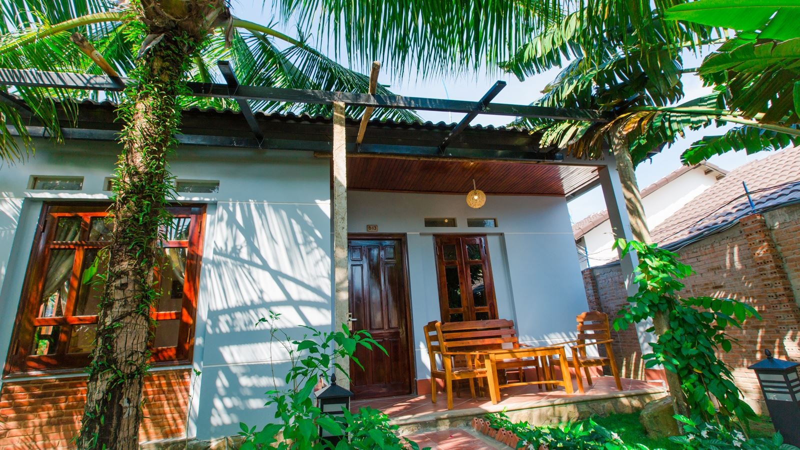 rooms-bungalow-family-pool-view