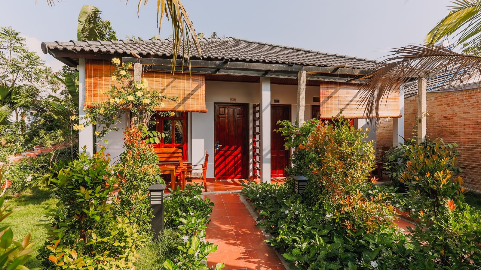 rooms-bungalow-pool-view