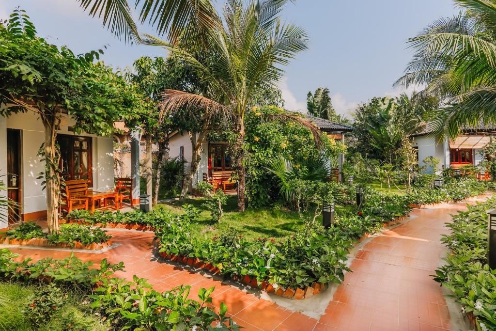 rooms-bungalow-family-pool-view