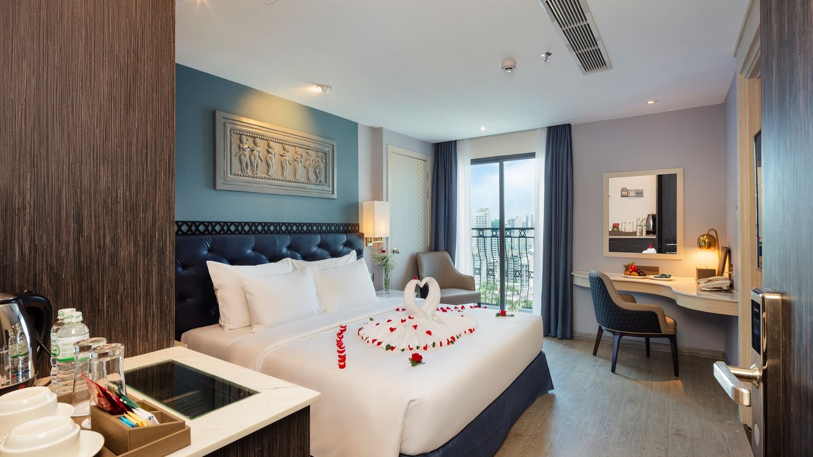 rooms-junior-balcony-city-view