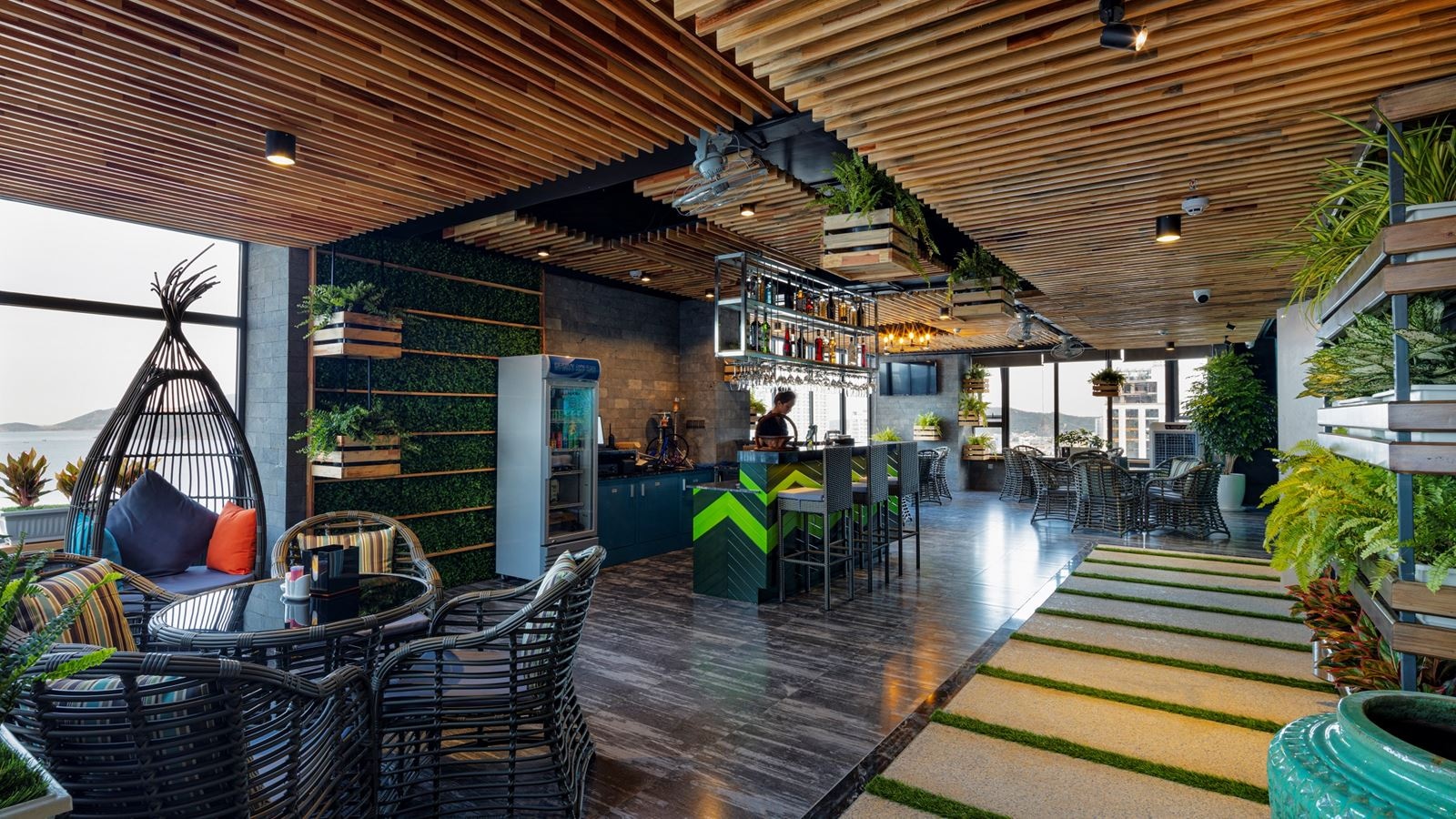 bars-infinity-pool-bar