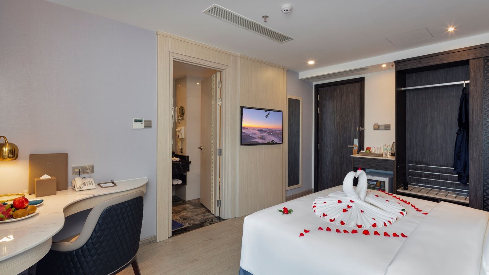 rooms-junior-balcony-city-view-child-without-extra-bed