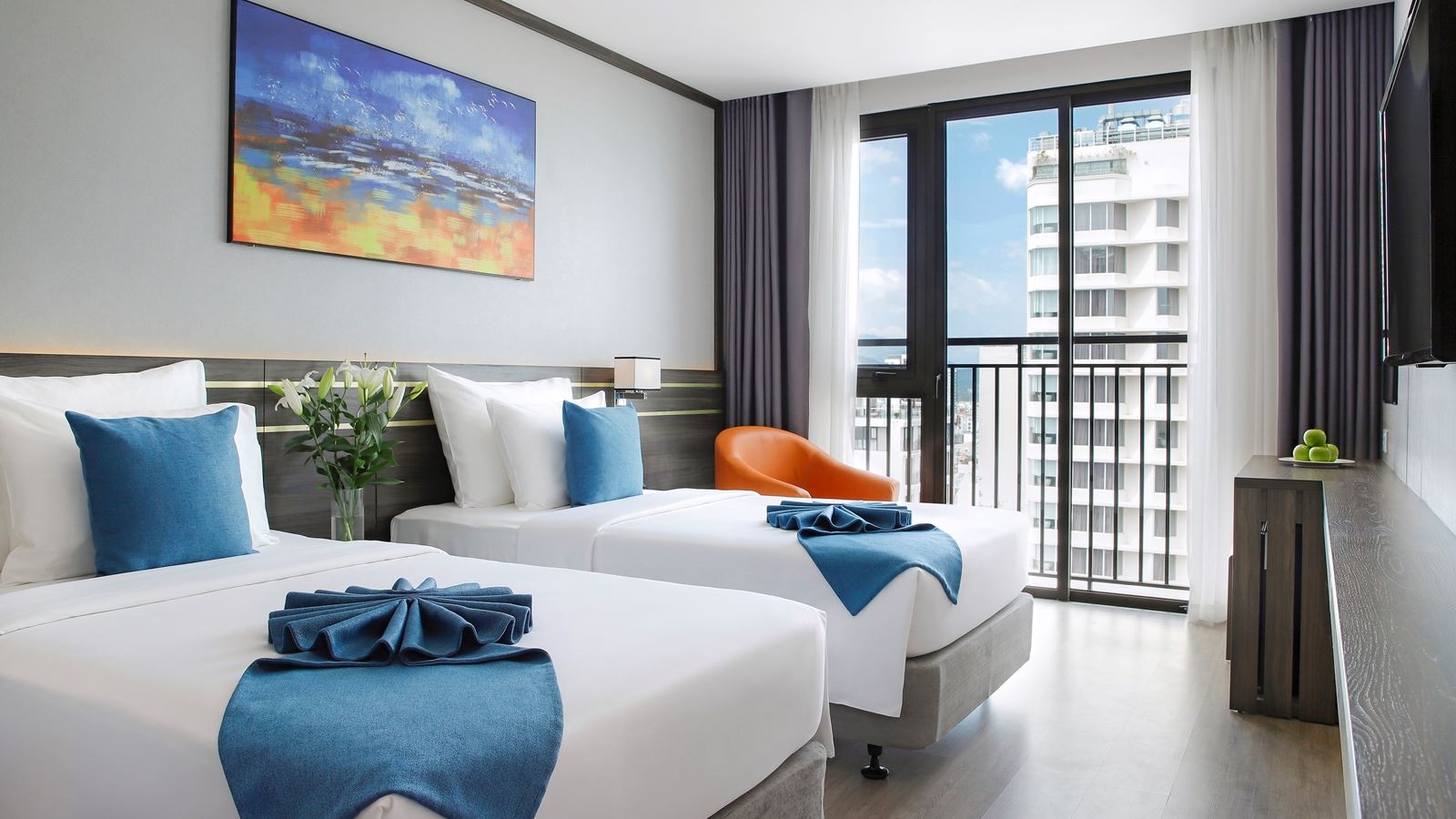 rooms-deluxe-city-with-french-balcony