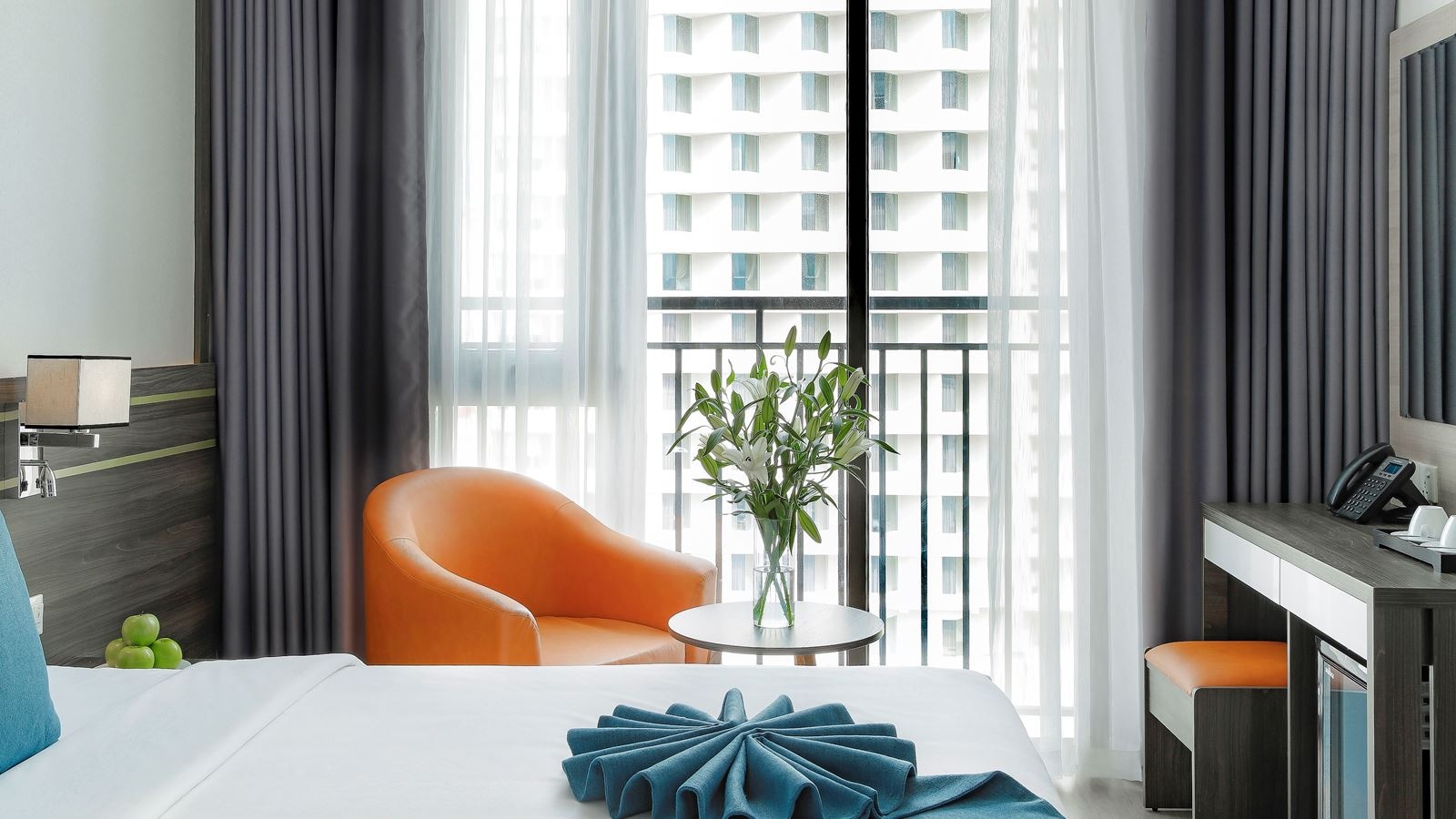 rooms-deluxe-city-with-french-balcony