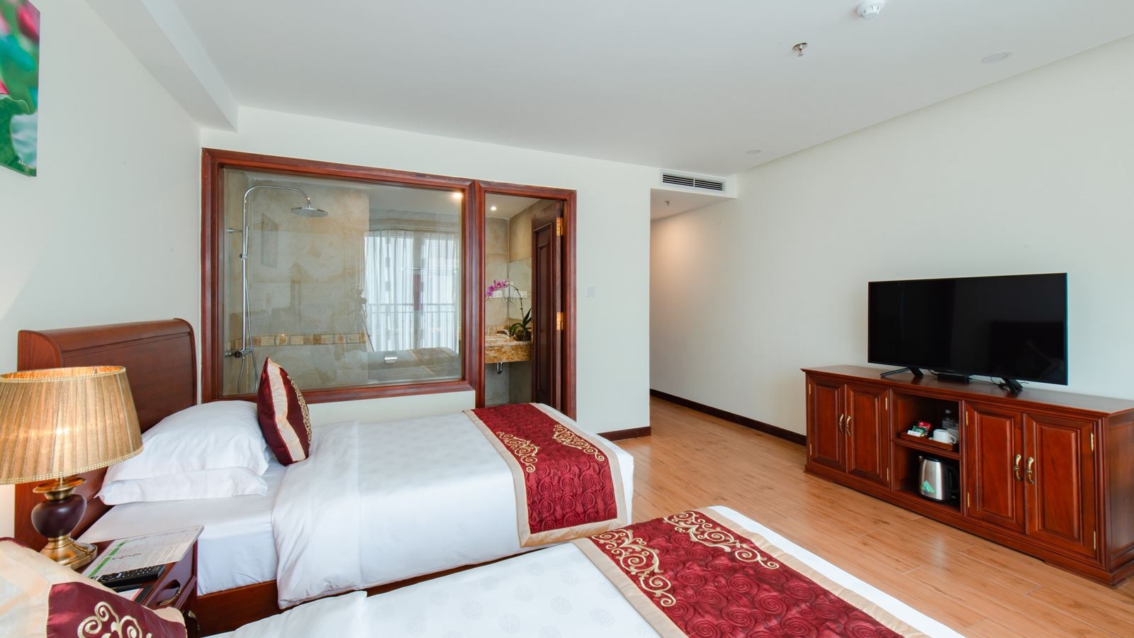 rooms-superior-balcony-city-view