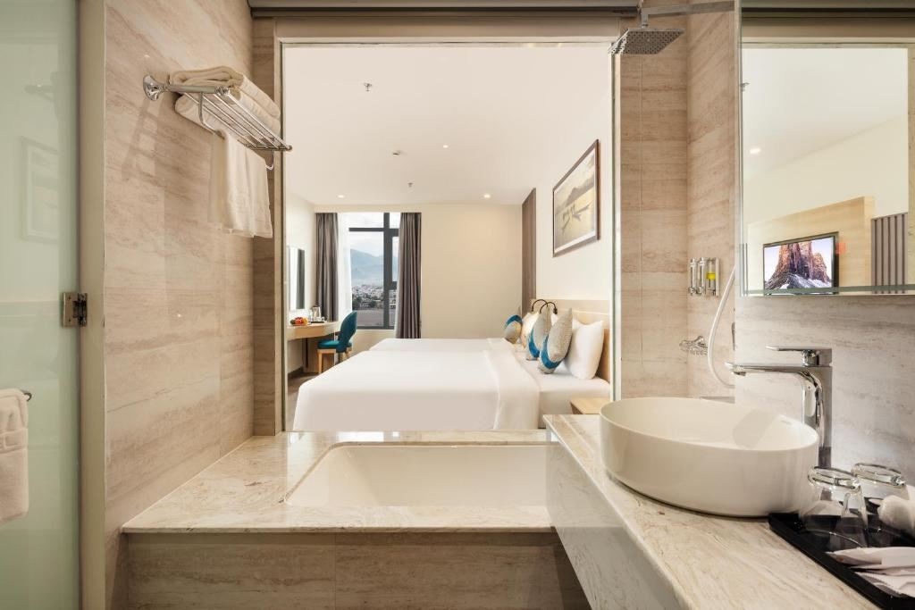 rooms-deluxe-cityview-triple