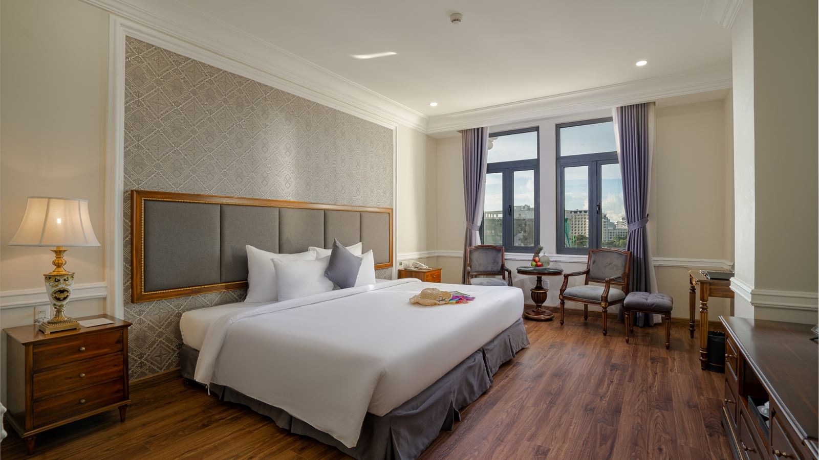 rooms-deluxe-room-city-view