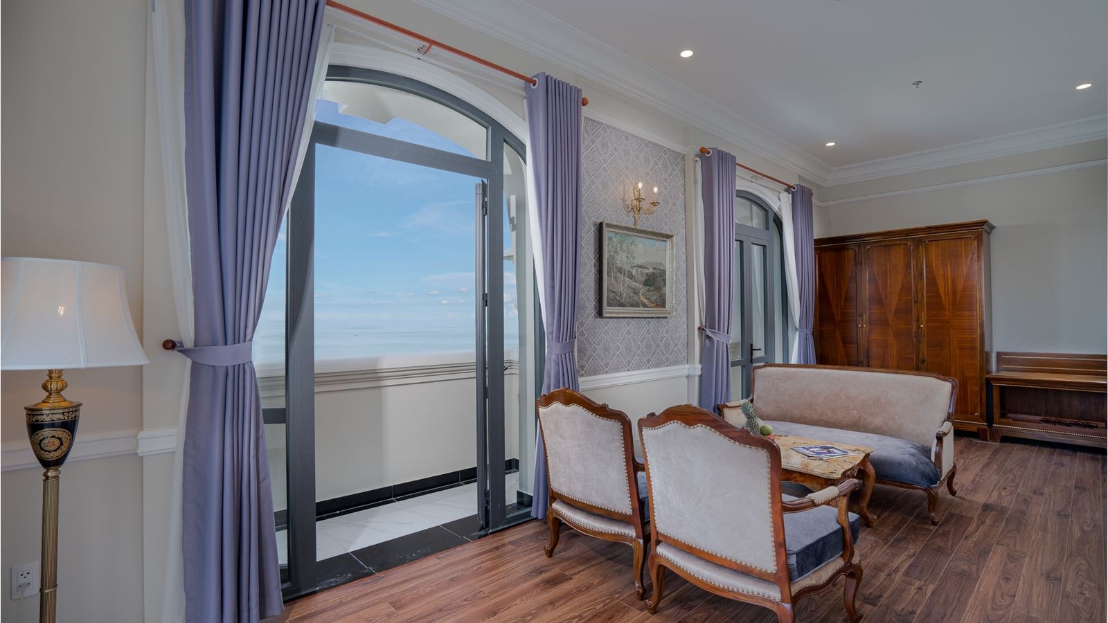 rooms-avs-executive-suite-triple-with-balcony