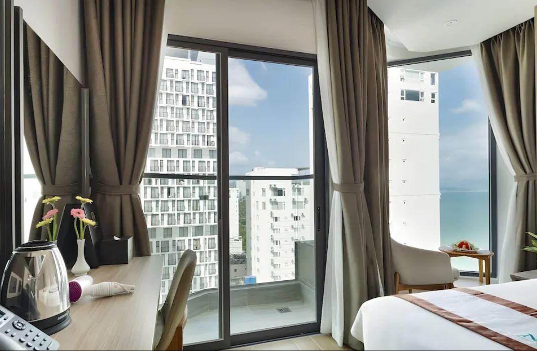 rooms-senior-deluxe-partial-seaview-with-balcony-child-without-extra-bed