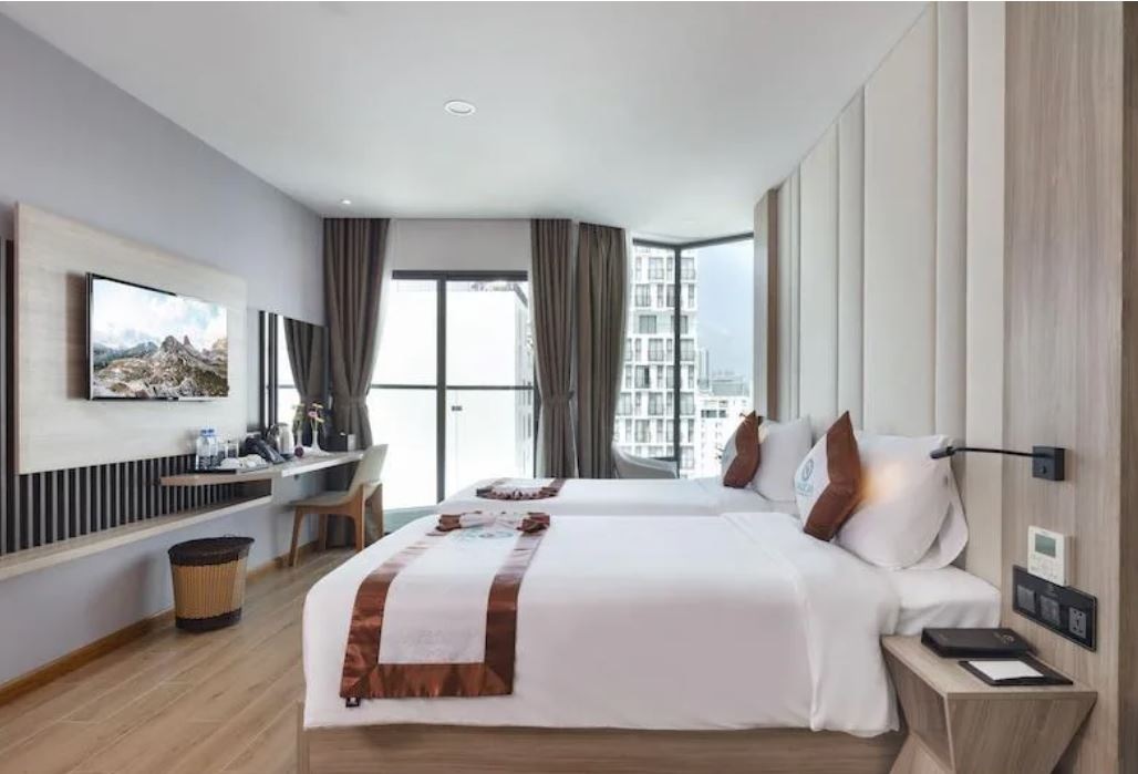 rooms-senior-deluxe-partial-seaview-with-balcony-child-without-extra-bed