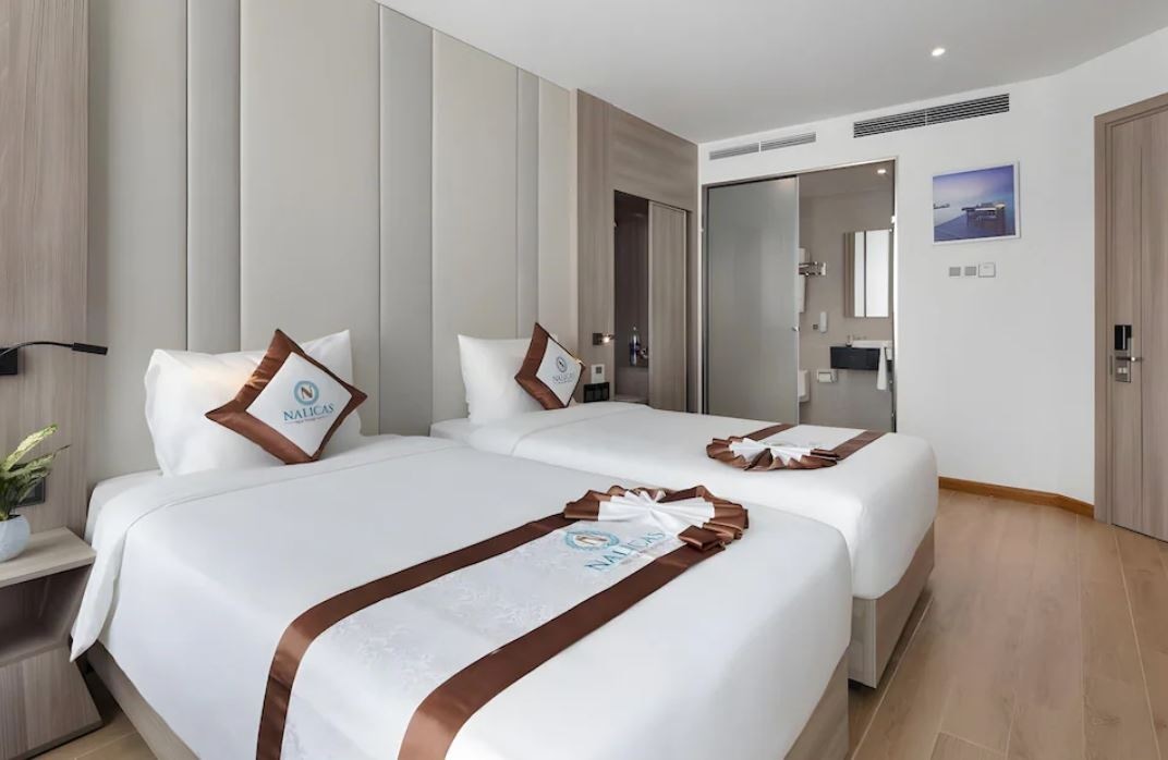 rooms-senior-deluxe-partial-seaview-with-balcony