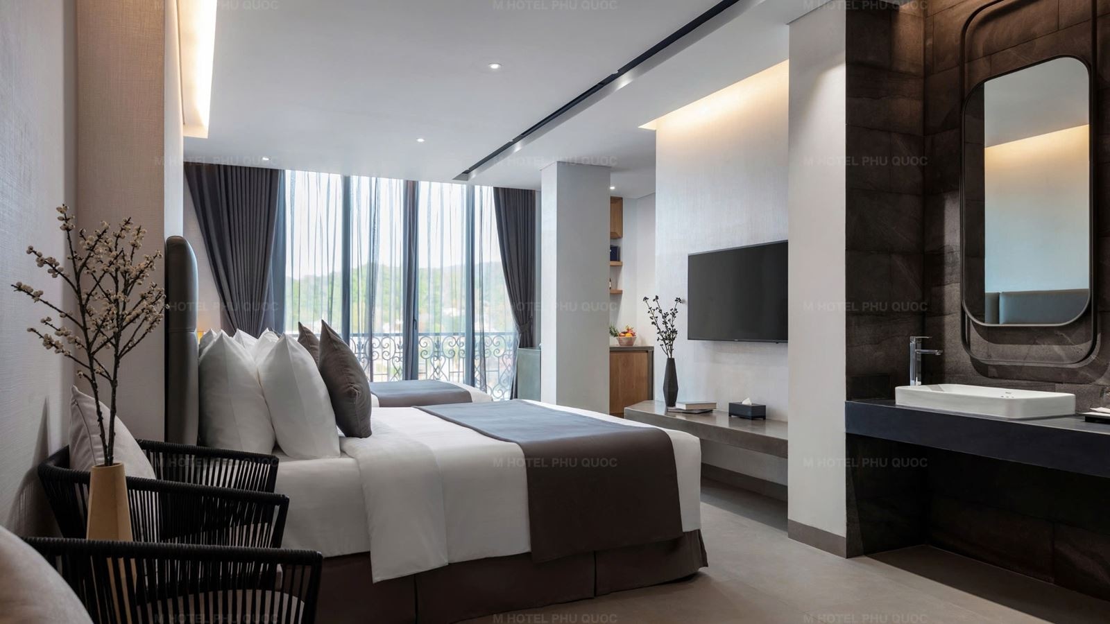 rooms-deluxe-triple-suite-cityview-with-balcony