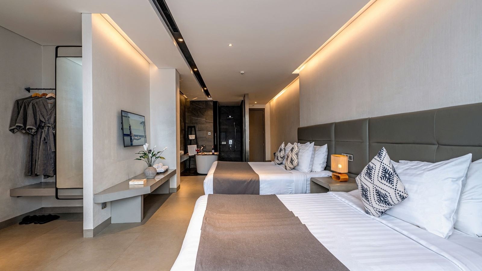 rooms-deluxe-triple-suite-cityview-with-balcony