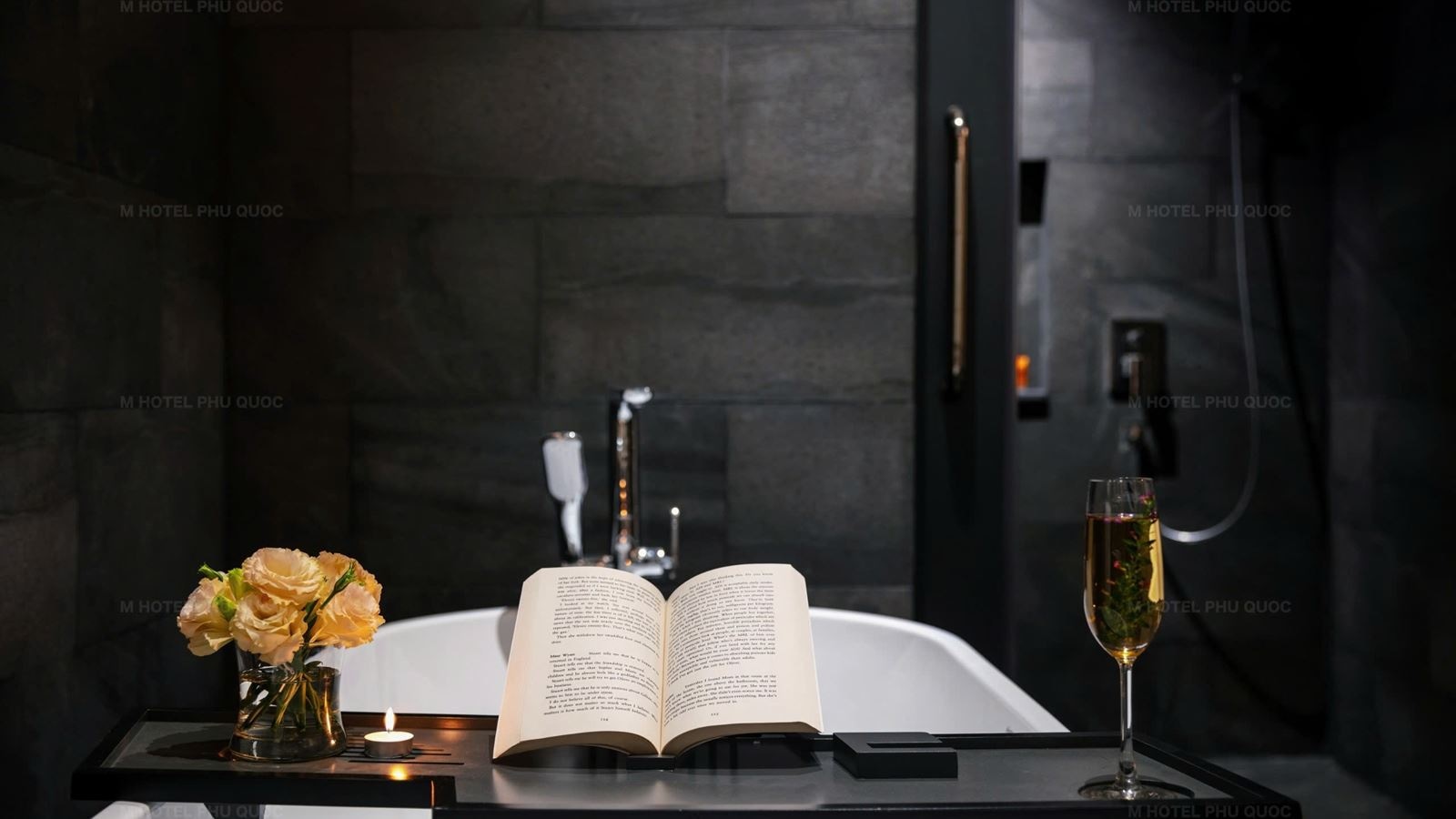 rooms-deluxe-triple-suite-cityview-with-balcony