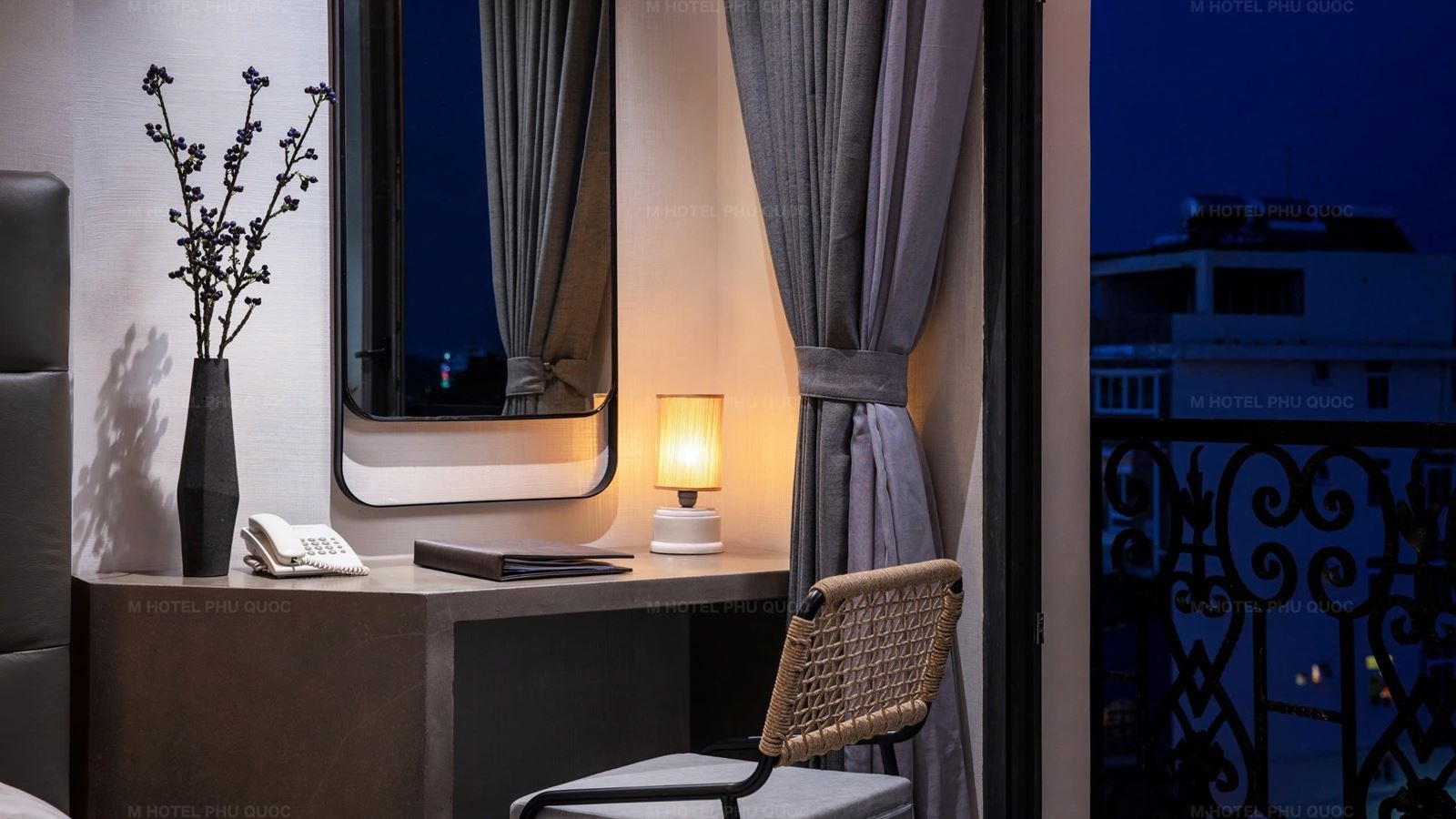 rooms-deluxe-triple-suite-cityview-with-balcony