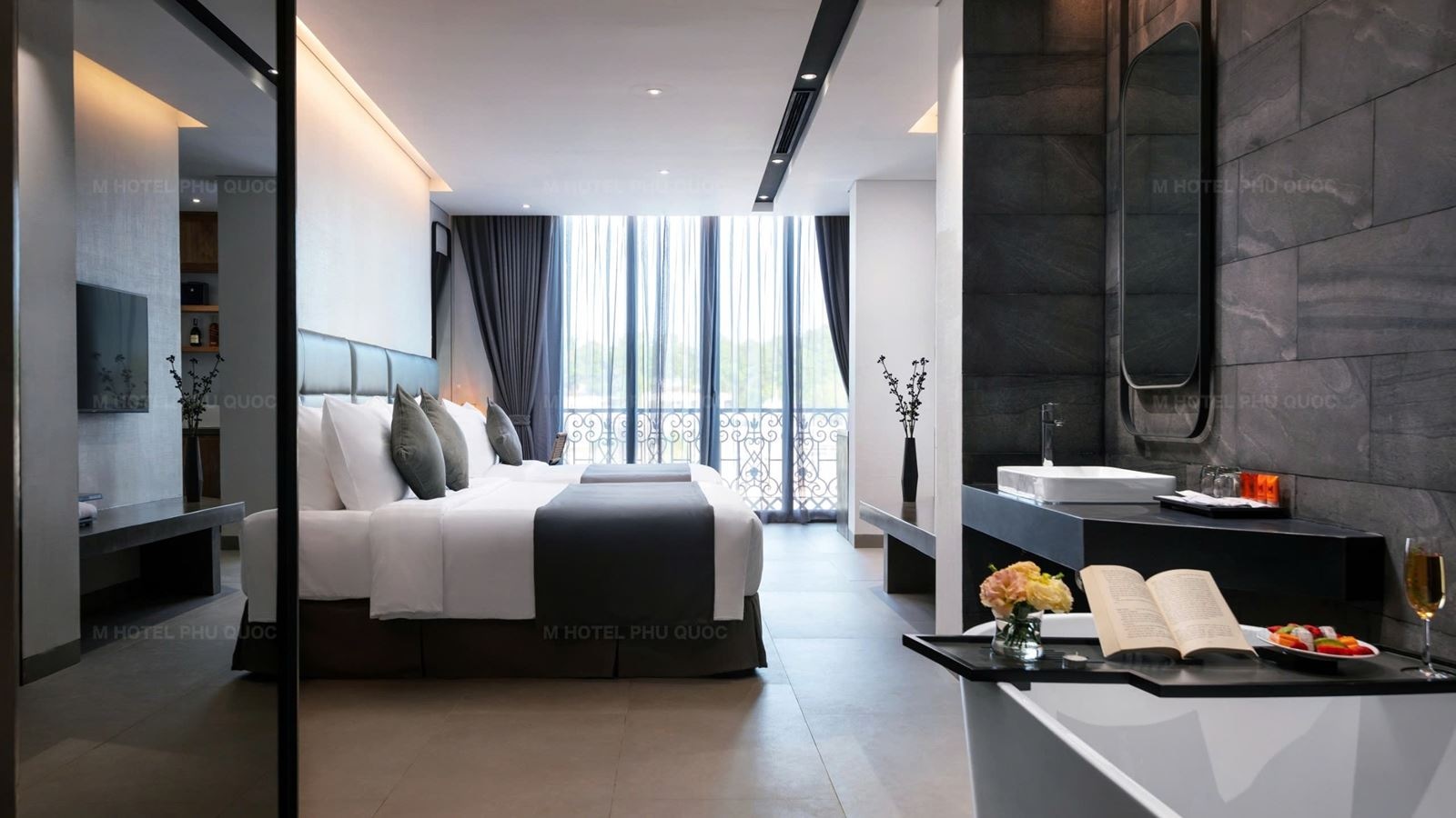 rooms-deluxe-triple-suite-cityview-with-balcony