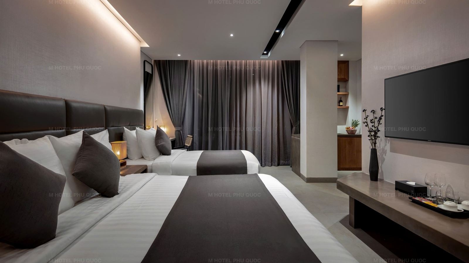 rooms-deluxe-triple-suite-cityview-with-balcony