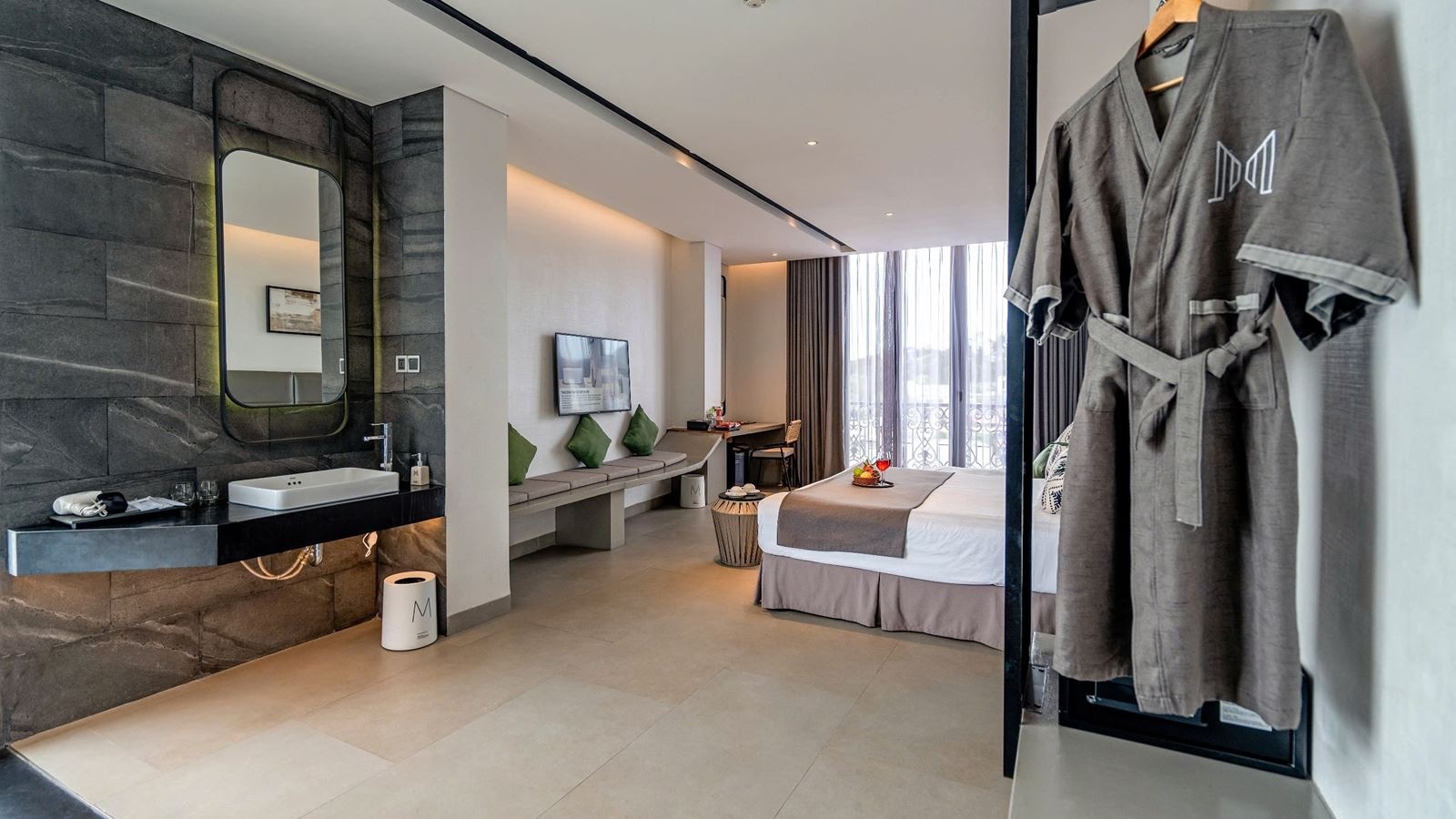 rooms-deluxe-double-suite-with-balcony