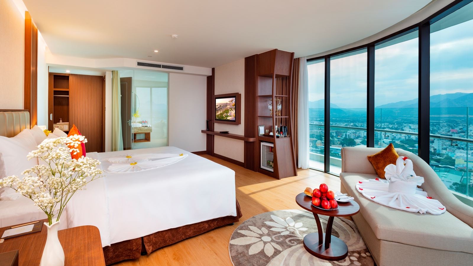 rooms-suite-balcony-with-partial-sea