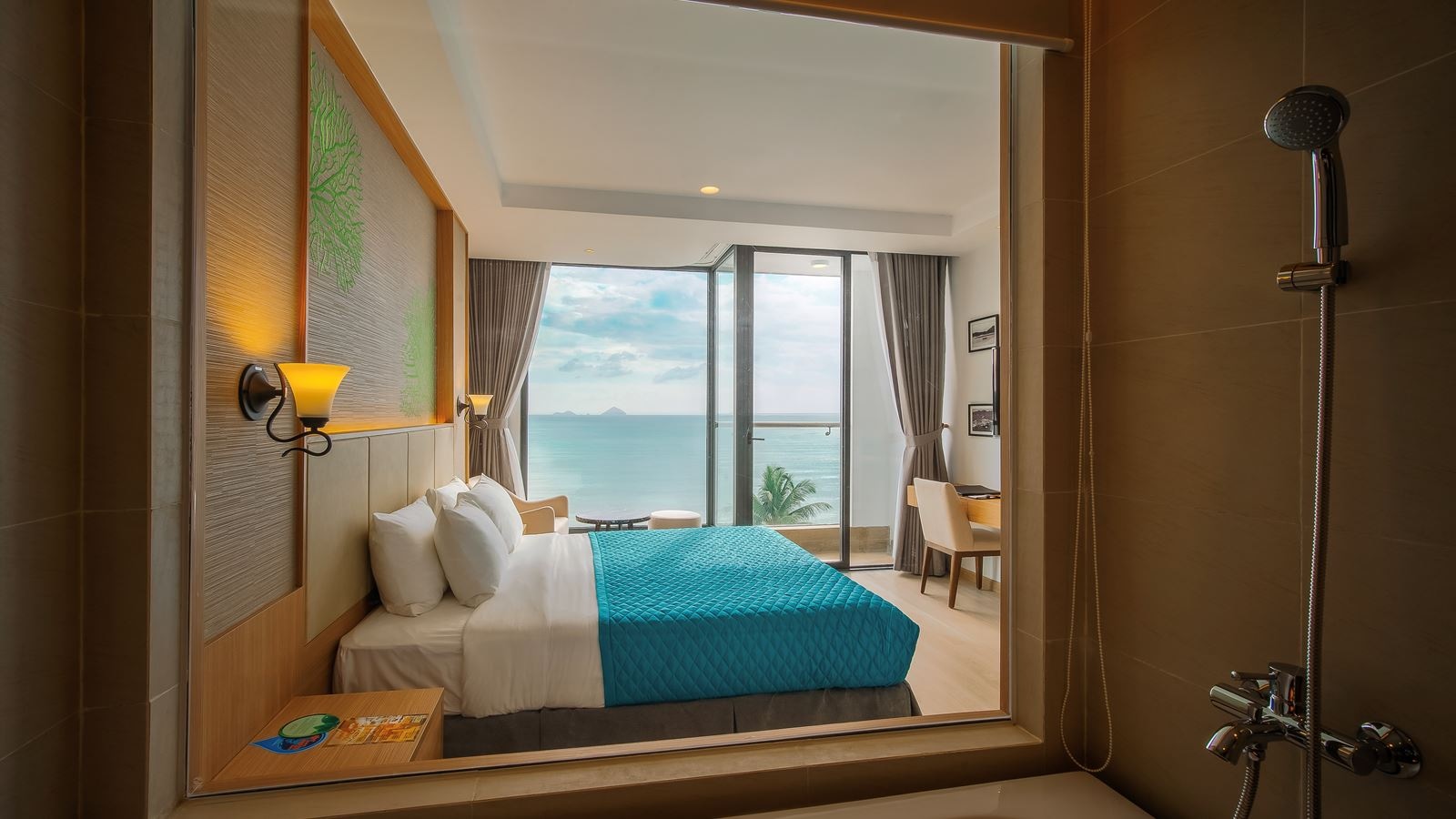 rooms-room-premier-sea-view-with-balcony-and-bathtub