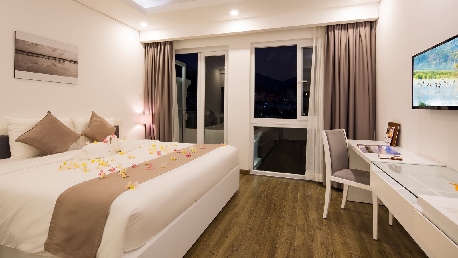 rooms-family-garden-view