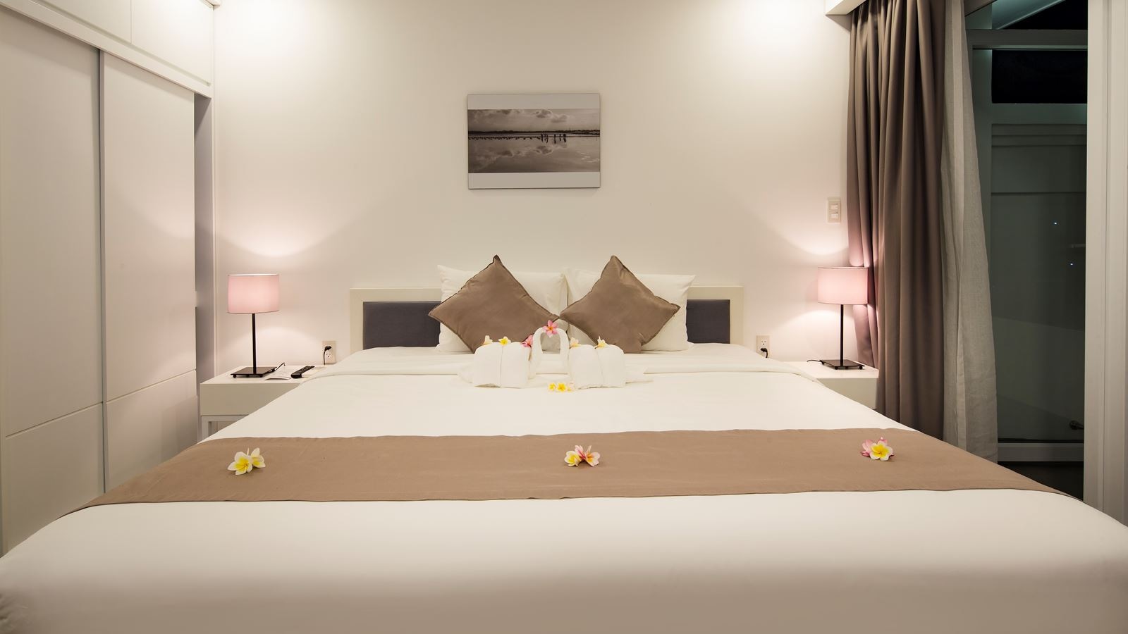 rooms-family-garden-view