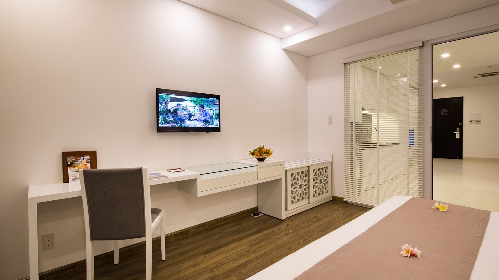 rooms-family-garden-view