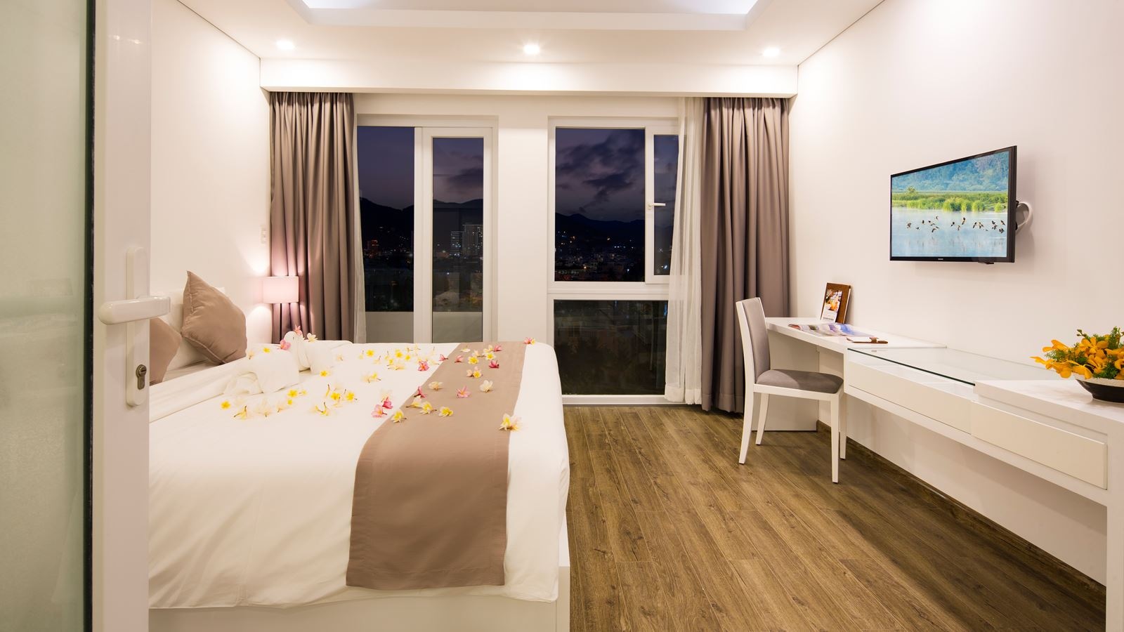 rooms-family-garden-view