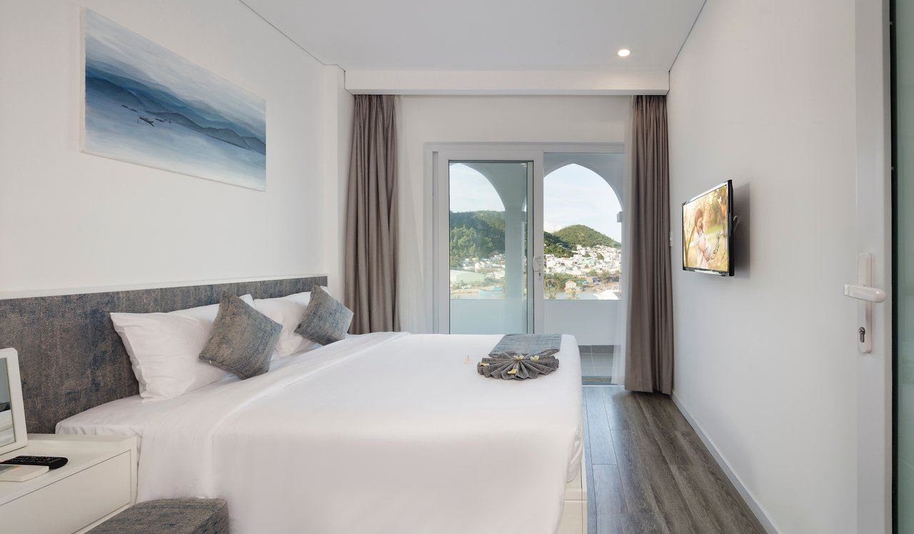 rooms-2bedroom-kubera-grand-suite-pool-and-river-view-with-balcony