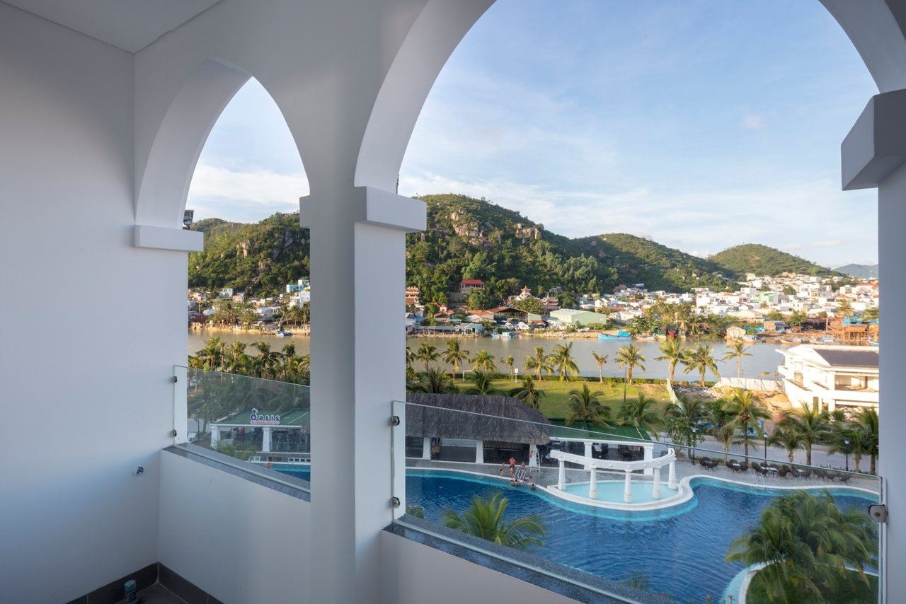 rooms-2bedroom-kubera-grand-suite-pool-and-river-view-with-balcony