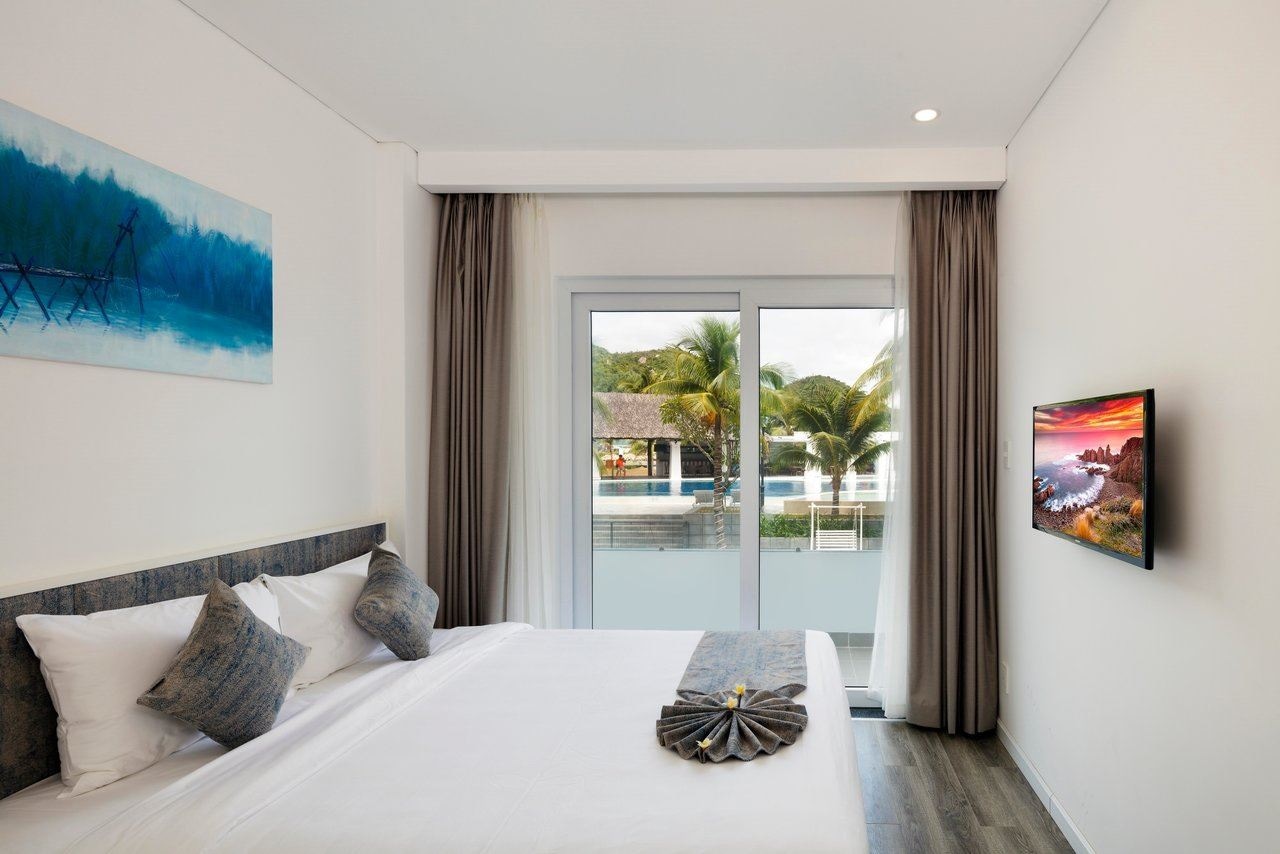 rooms-2bedroom-kubera-grand-suite-pool-and-river-view-with-balcony