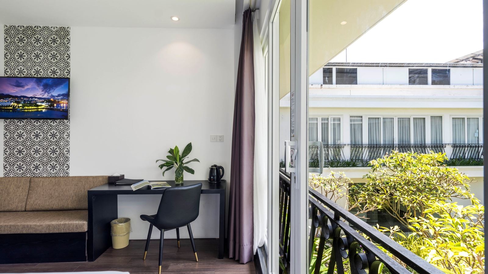 rooms-family-garden-view