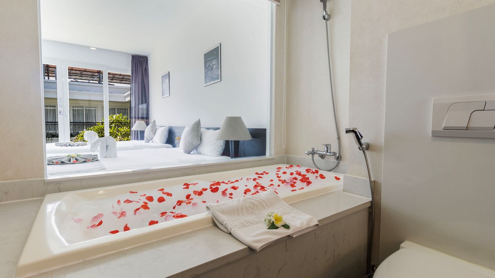 rooms-family-garden-view