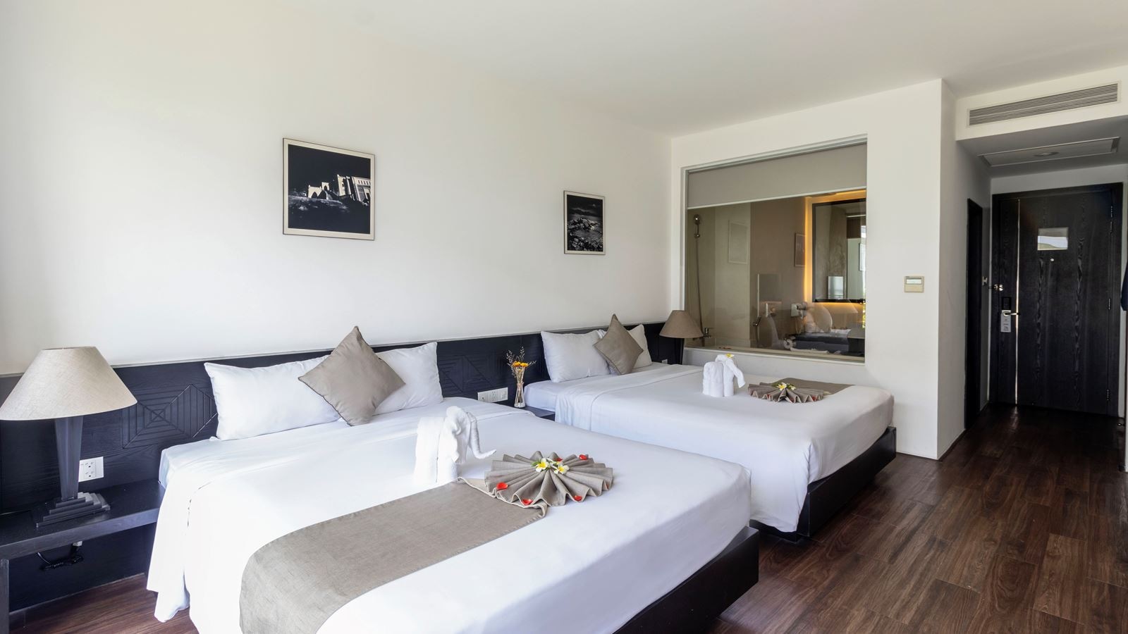 rooms-family-garden-view