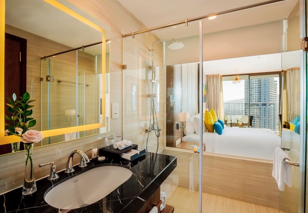 rooms-deluxe-city-view-with-balcony