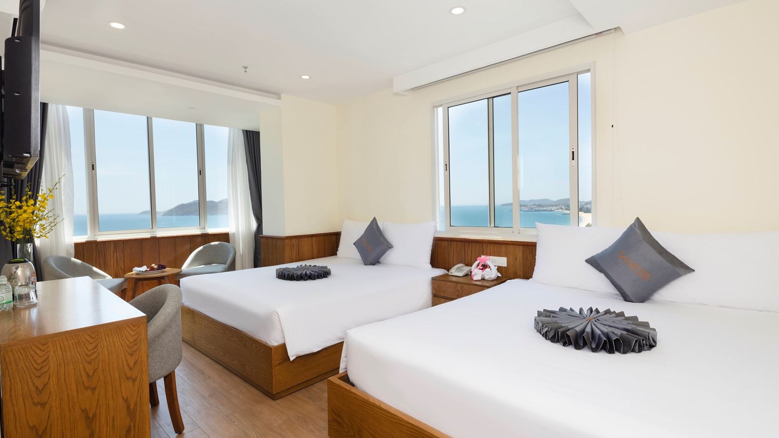 rooms-premier-deluxe-ocean-view-with-balcony