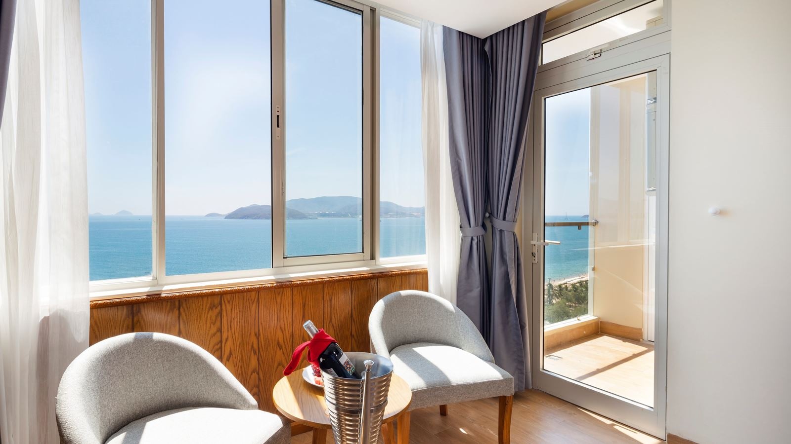 rooms-premier-deluxe-ocean-view-with-balcony
