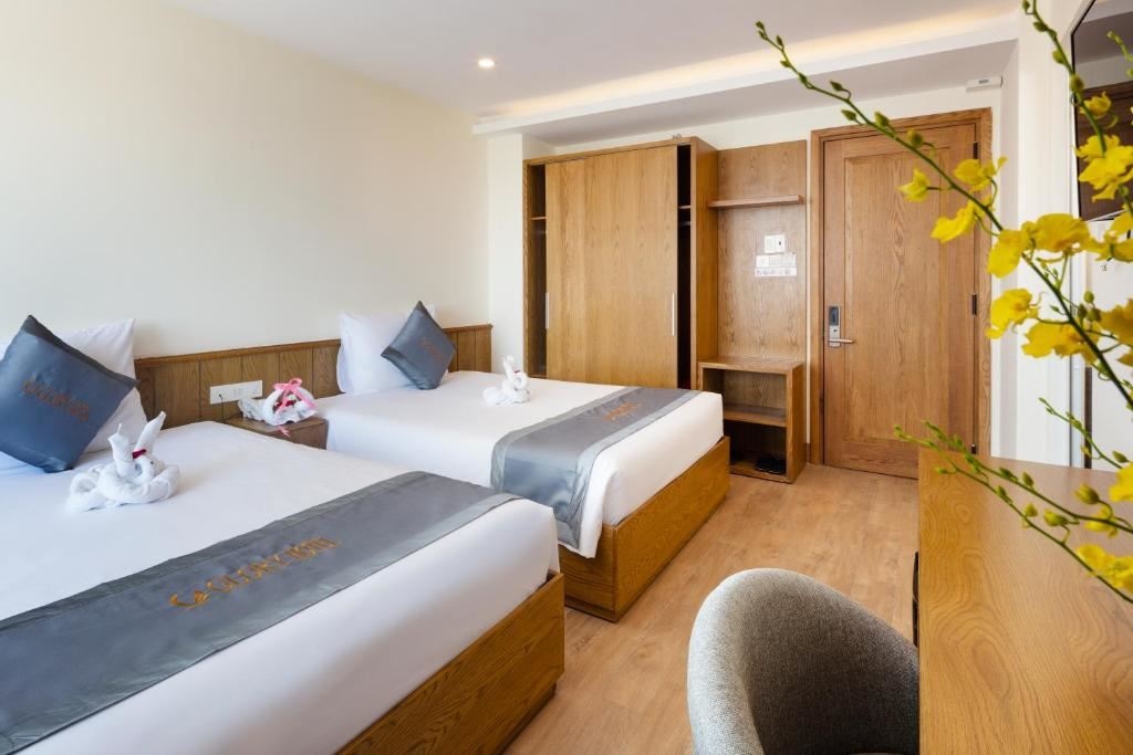 rooms-deluxe-sea-view-with-balcony