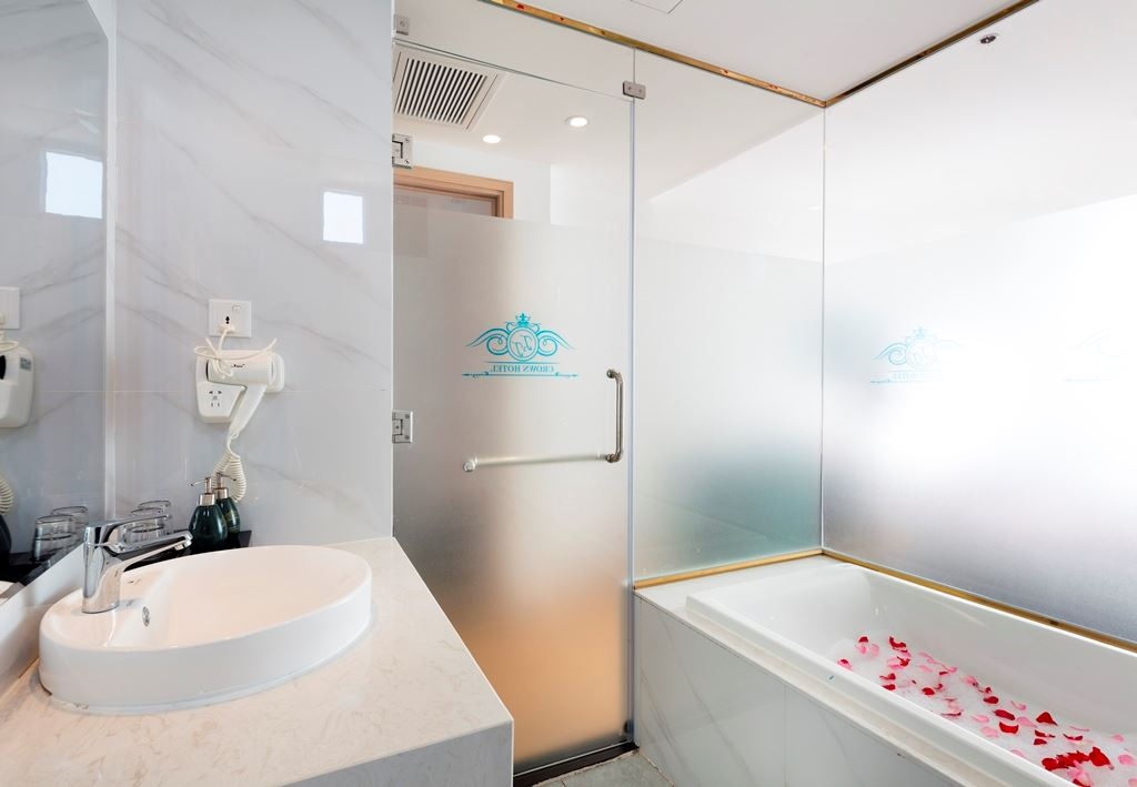 rooms-senior-sea-view-with-balcony