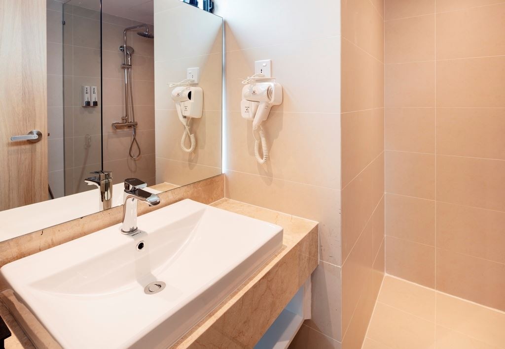 rooms-deluxe-city-view-with-french-balcony-child-without-extra-bed