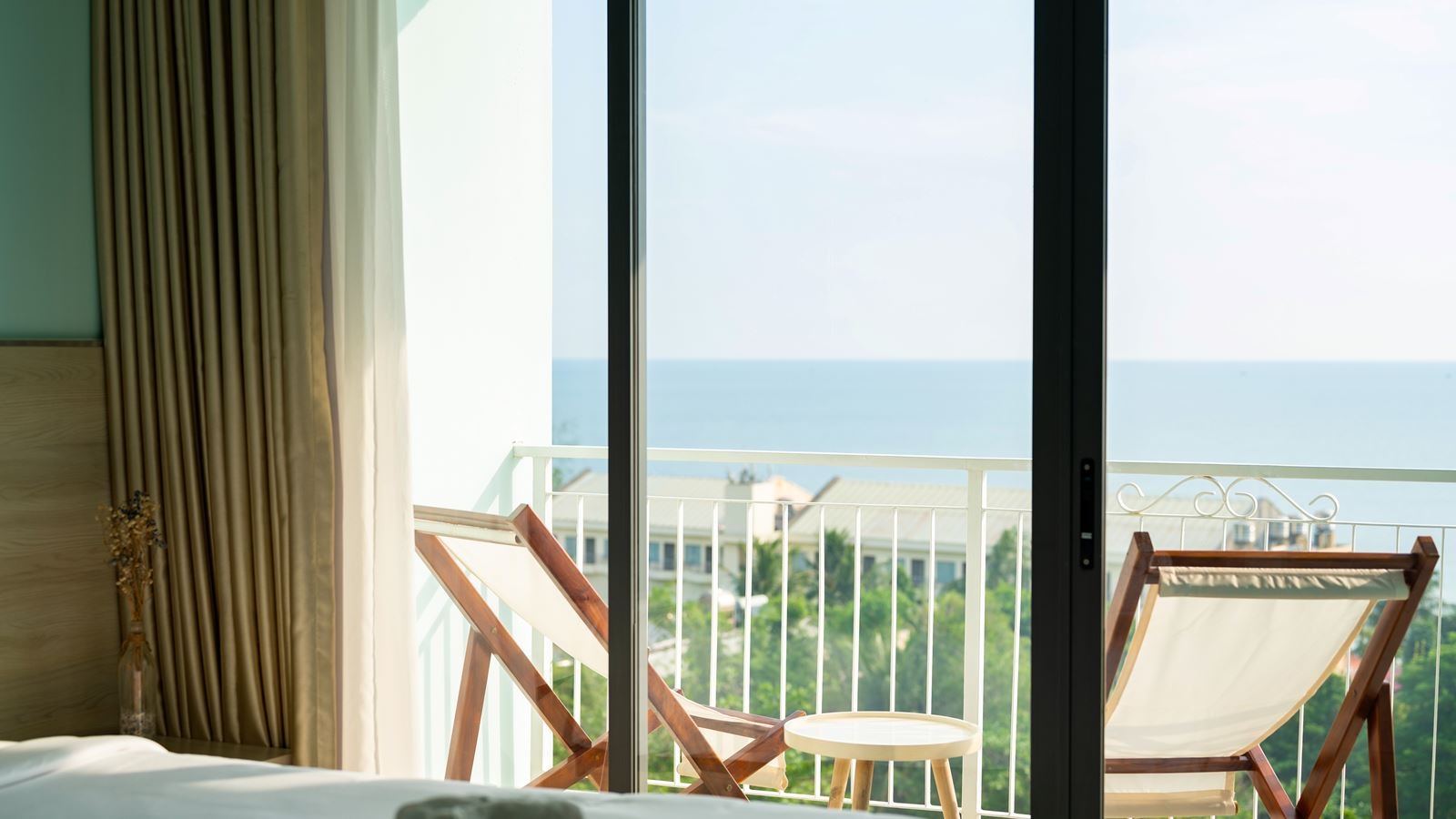 rooms-deluxe-sea-view-with-balcony